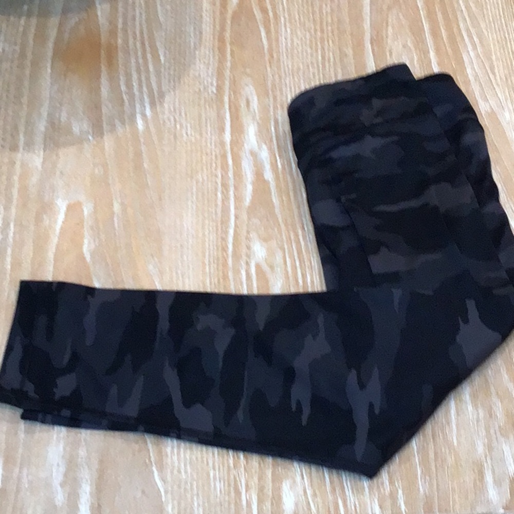 Athleta girl camo cropped leggings XL14 (girls)